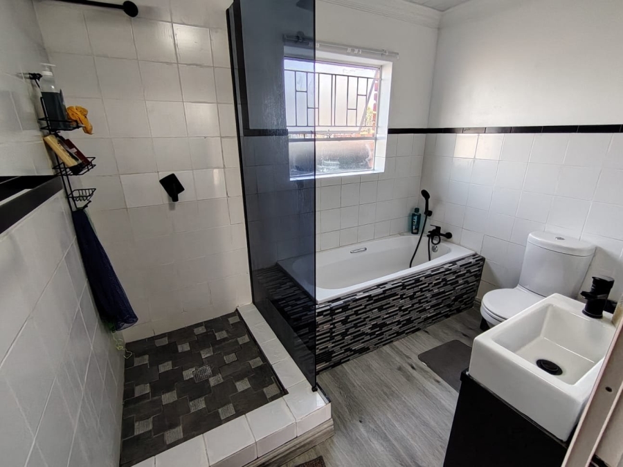 2 Bedroom Property for Sale in Langenhovenpark Free State